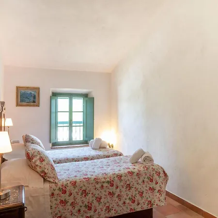 Appealing In Collesalvetti With Garden *